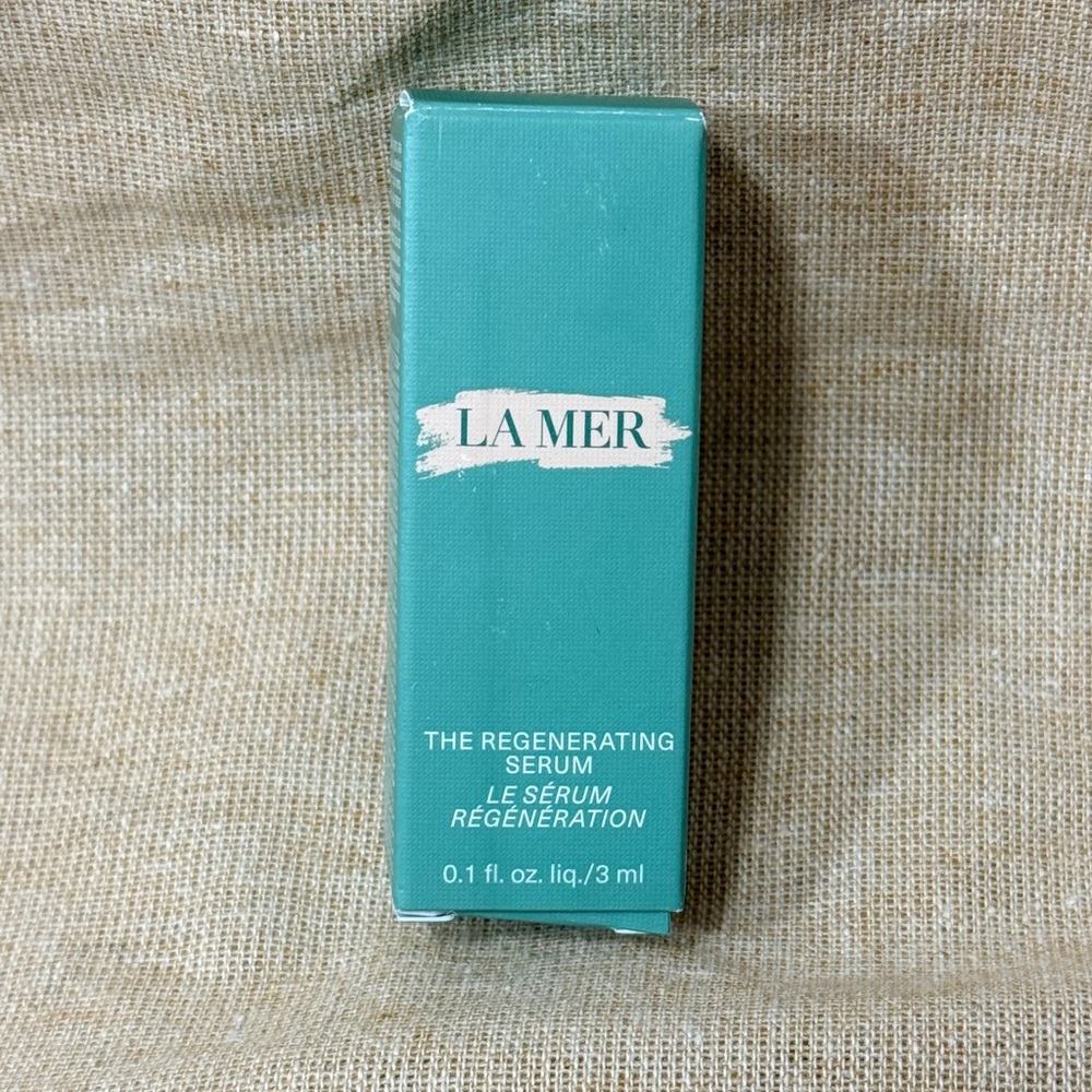 La Mer Regenerating Serum in Teal Packaging